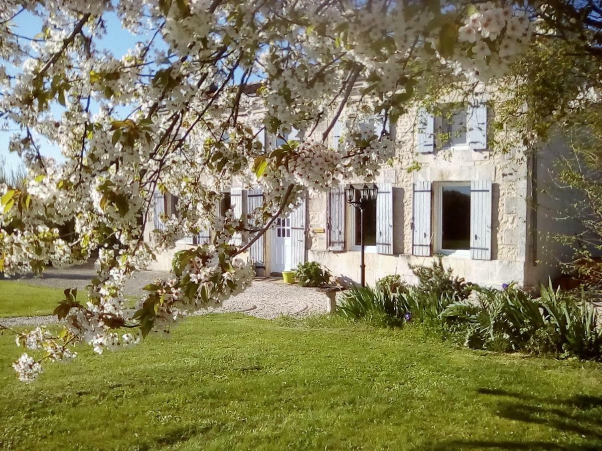 Bed and Breakfast Maison Lavande Saint-Jean-dʼAngély Exterior foto