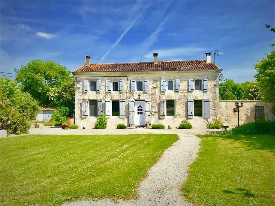 Bed and Breakfast Maison Lavande Saint-Jean-dʼAngély Exterior foto